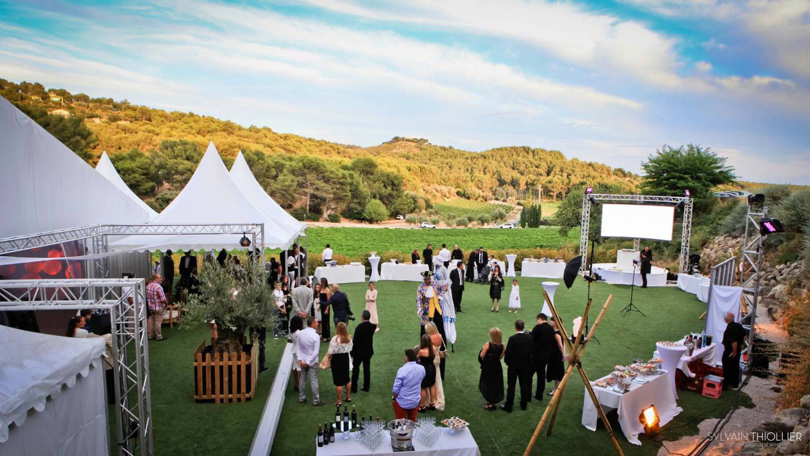 Agence événementielle pour organiser l'anniversaire de votre entreprise dans un lieu atypique, entre les vignes et la mer