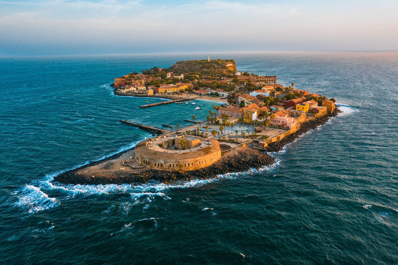 Découvrez l'île de Gorée au Sénégal avec notre agence d'événementielle spécialisée dans les voyages à l'étranger