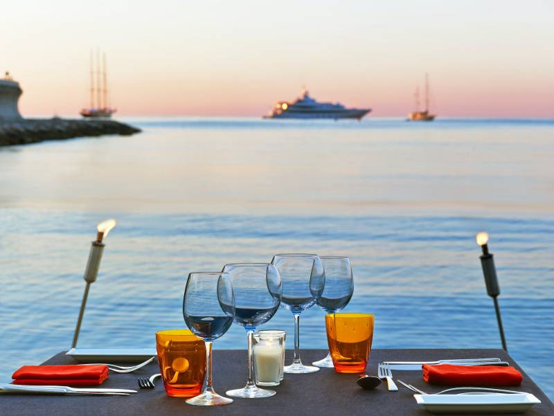 Organiser un séminaire de cohésion et d'esprit d'équipe à Marseille, Saint-Tropez, Cannes, Nice ou Monaco : Des destinations d'exception pour renforcer vos liens professionnels