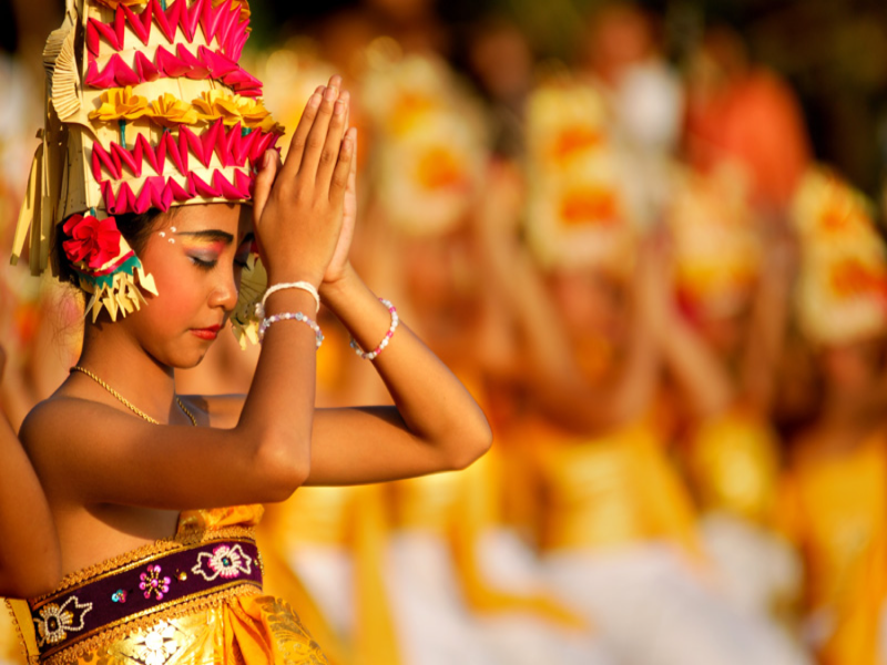 Agence de voyages Marseille pour assister à une cérémonie traditionnelle lors de votre voyage en Indonésie à Bali