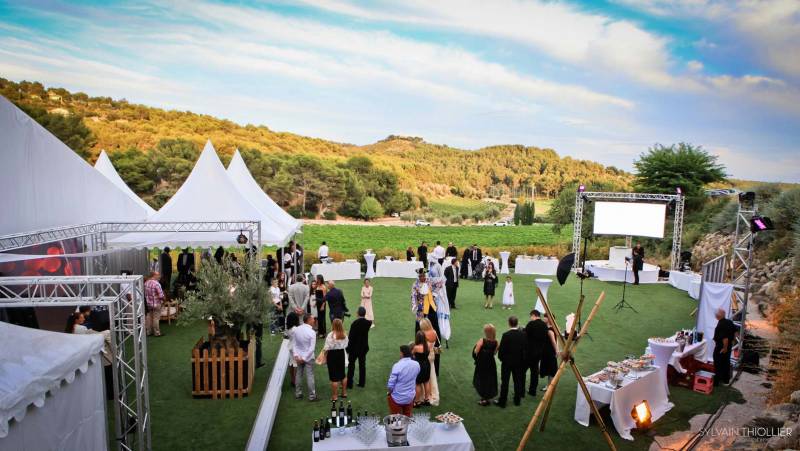 Agence événementielle pour organiser l'anniversaire de votre entreprise dans un lieu atypique, entre les vignes et la mer