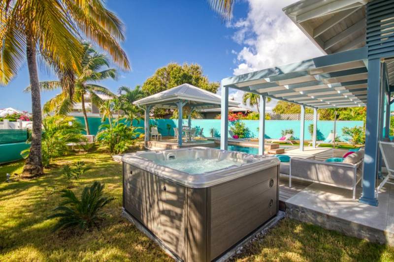 Location d'une villa luxueuse avec jacuzzi, piscine et proche de la plage 