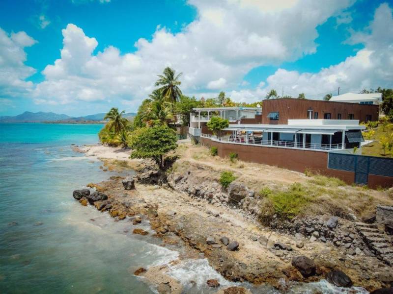 Séjour de détente aux Antilles avec la location d'une villa haut de gamme face à la mer en Martinique