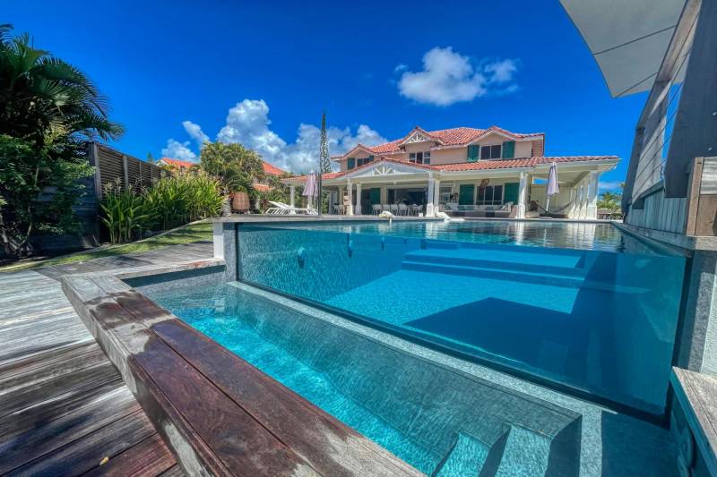 Location de villa de luxe avec accès direct au lagon et vue panoramique sur la mer des Caraïbes